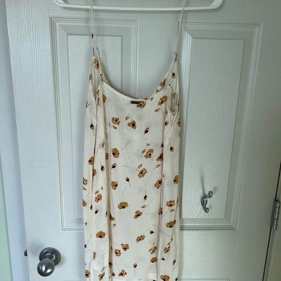 Billabong mini sundress great for a summer day! Size small. - Picture 4 of 4
